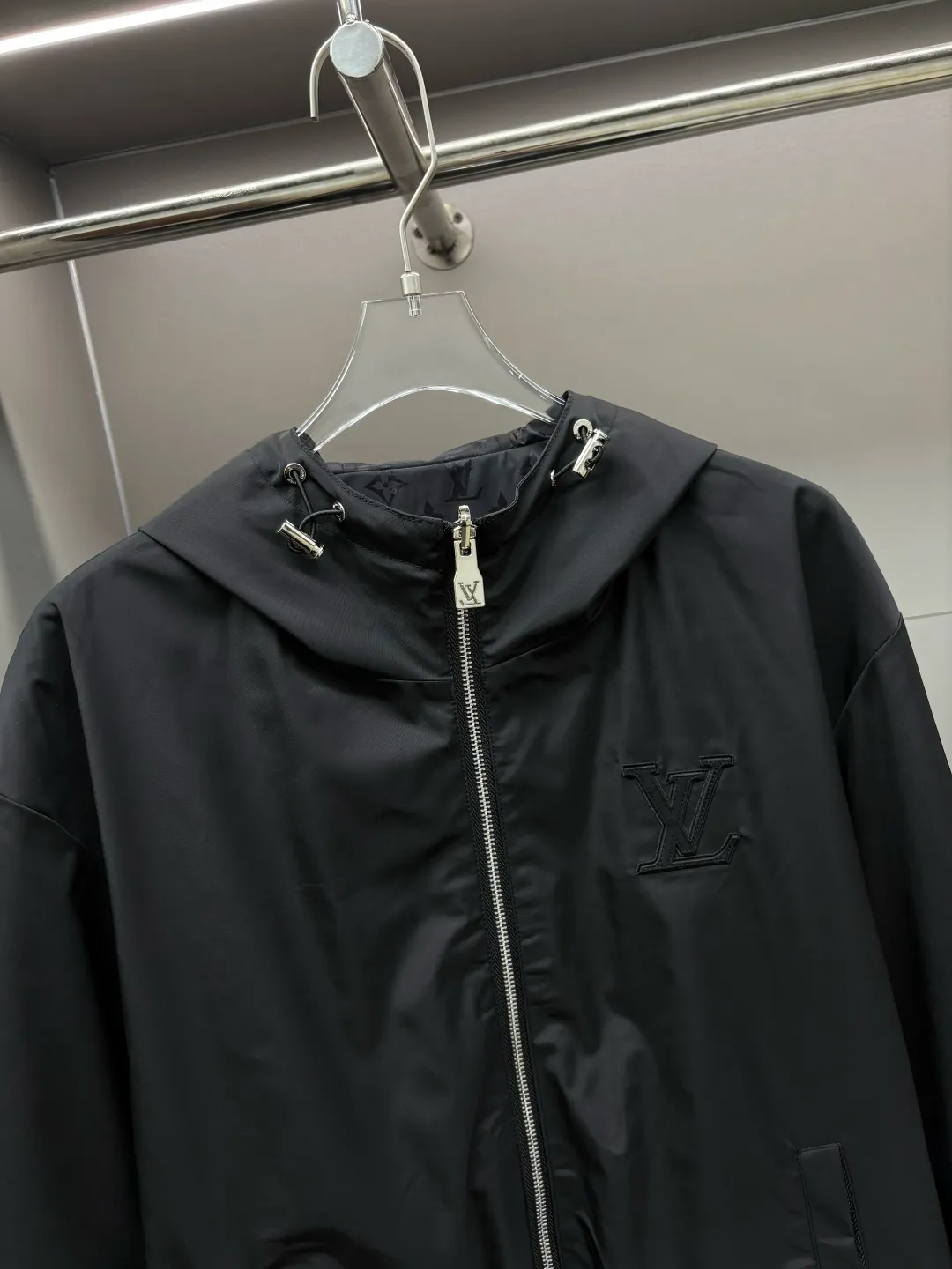 🅿️800 LV Dark Pattern Jacquard Reversible Jacket, full LV Fishnet jacquard, the whole body is designed with a full jacquard pattern. Through special jacquard weaving technology, the pattern presents a three-dimensional and layered effect on the fabric. This design is famous for its integration of classic jacquard patterns and brand logos, which not only shows the brand's classic elements, but also gives the product a unique design sense and recognition.  High-quality blended materials to ensure the clarity of the jacquard pattern and the durability of the fabric. The fabric is also windproof and waterproof to ensure the wearer can stay dry and warm in harsh environments. This fabric has excellent breathability and abrasion resistance, and can withstand wind and rain.  The entire piece is cut and sewn on the pattern! The quilting process is a delicate and complex technique that ensures that the pieces are cut on the same horizontal line and that the left and right, front and rear panels of the entire piece are arranged on the same horizontal line. The entire finished product is cut and sewn in position, and the pocket pieces are also precisely aligned, and the sewing process achieves a jacquard connection effect.  Sizes: M, L, XL, XXL, XXXL
